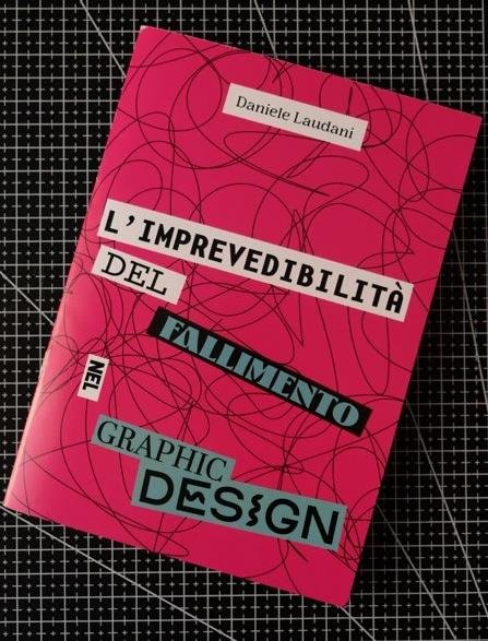 Copertina teal del pamphlet Dare to fail su tavolo da taglio