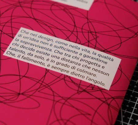 Dettaglio pagina rosa con citazione